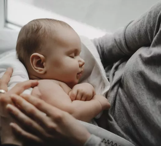 Come prendere in braccio correttamente un neonato: i consigli dell’osteopata